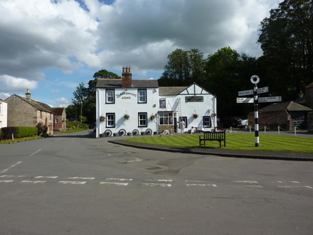 The Blacksmiths Arms Hotel Брамптън Екстериор снимка